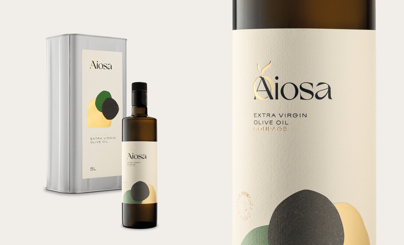 Primer plano del diseño de la etiqueta del aceite de oliva Aiosa, y foto general con la botella y la garrafa de Aiosa