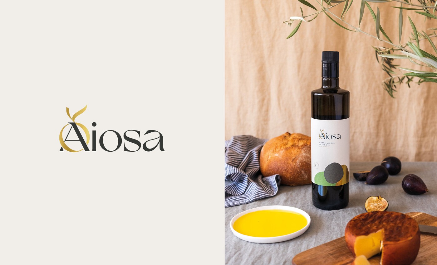 DIseño de logotipo de Aiosa y foto de la botella de aceite de oliva Aiosa rodeada de alimentos mediterráneos